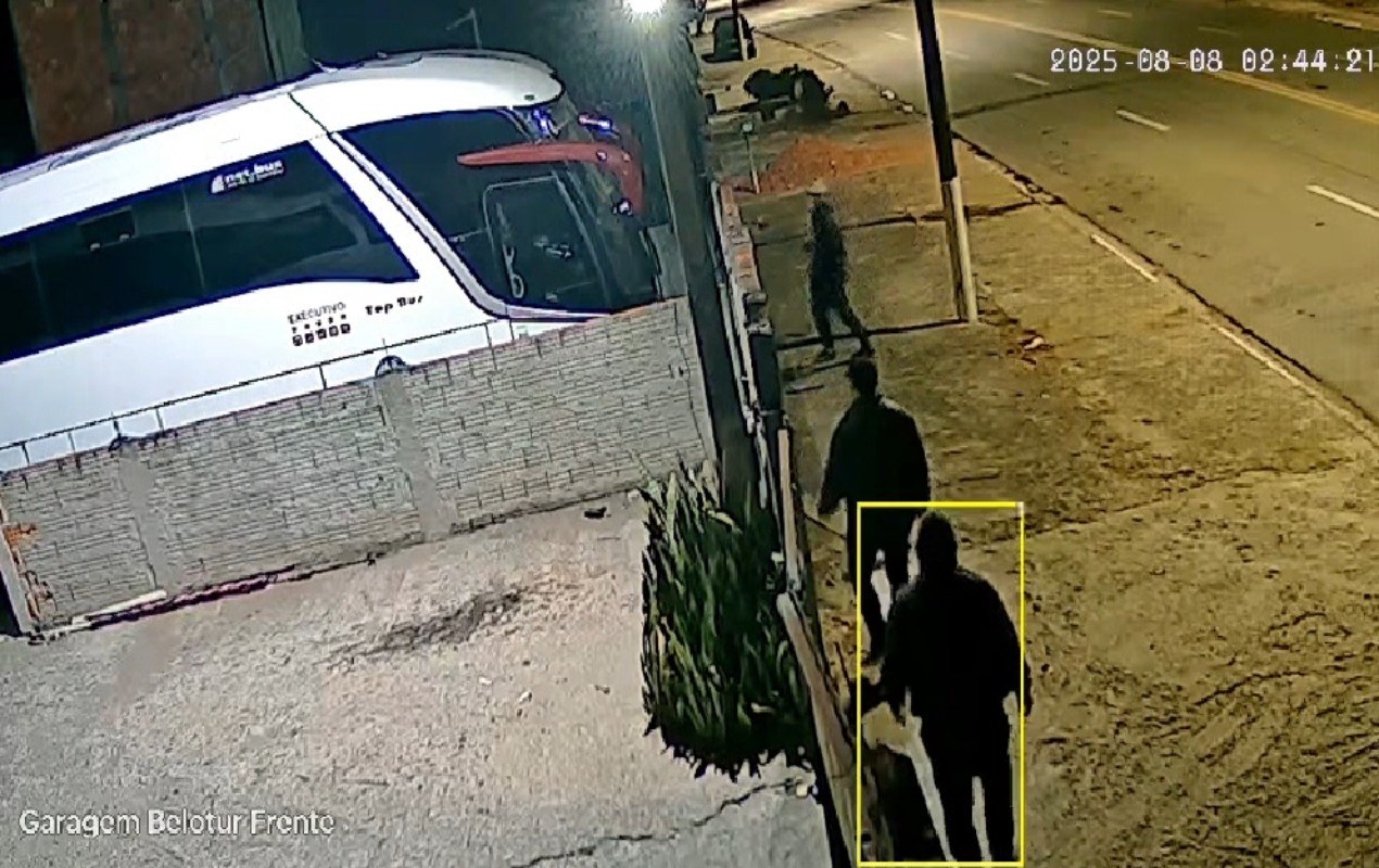 VÍDEO: trio invade empresa e furta quase R$ 70 mil em peças de ônibus no interior de SP