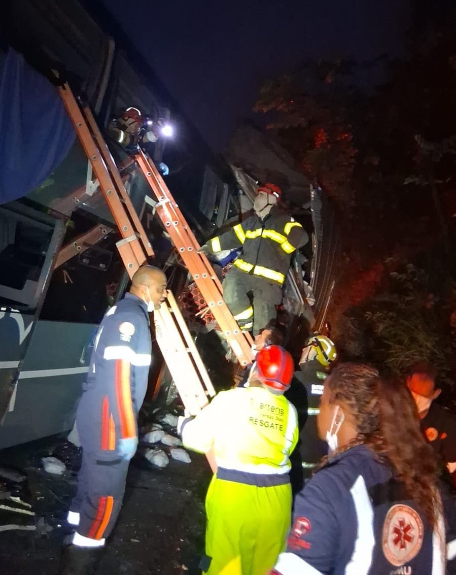 Batida entre ônibus e caminhão deixa ao menos um morto e feridos na BR-381, em MG