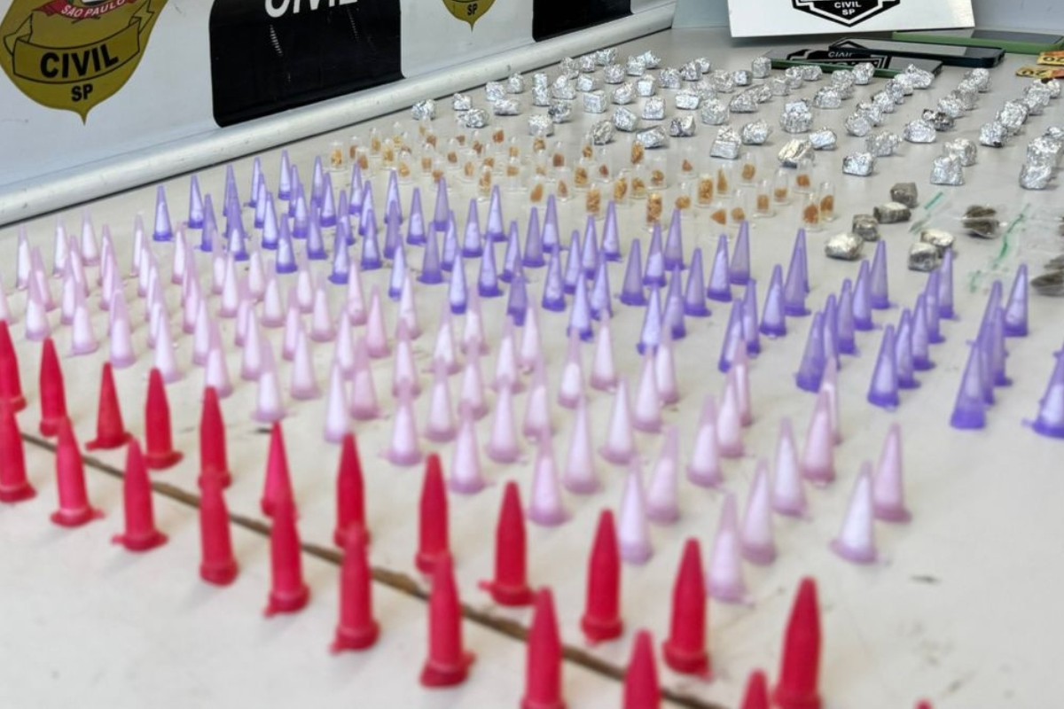 Com a ajuda de cão farejador, polícia acha 318 porções de drogas escondidas em matagal e prende 2 suspeitos em Santa Bárbara d'Oeste