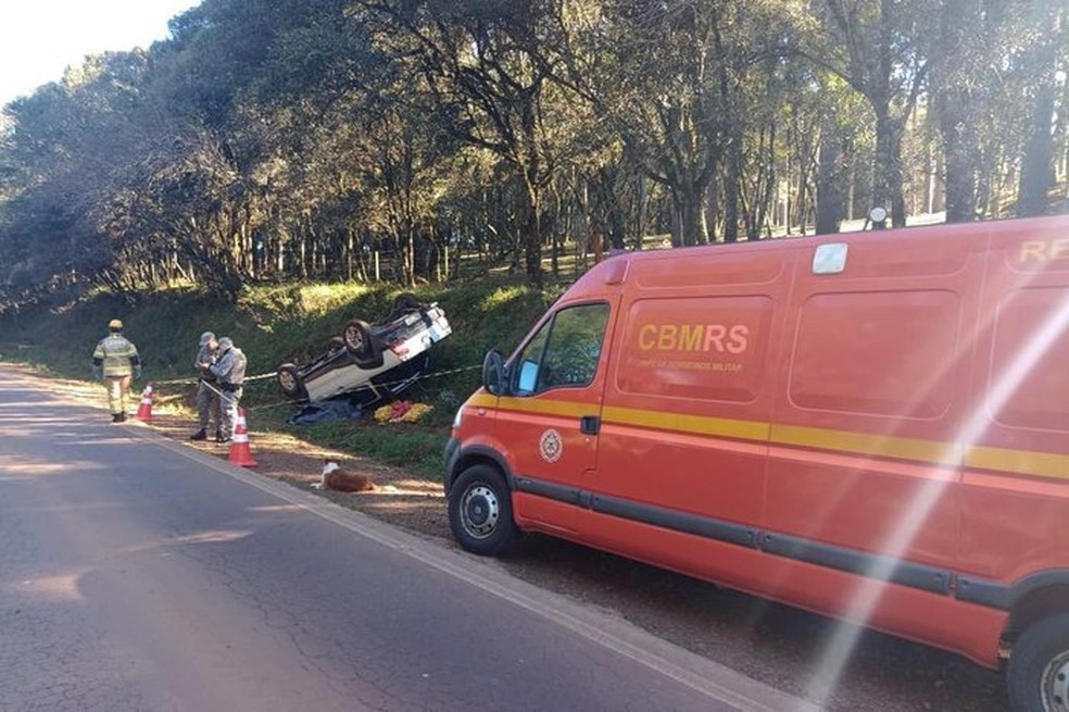 Segundo Corpo de Bombeiros, padre dirigia em direção a Ibiraiaras quando capotou — Foto: Divulgação/Corpo de Bombeiros