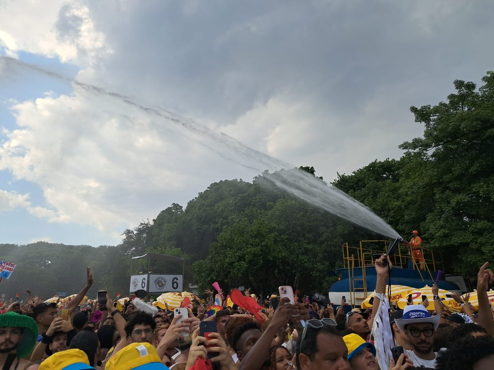 Jatos de água são usados para refrescar foliões no Bloco da Pabllo. — Foto: Leonardo Zvarick/g1