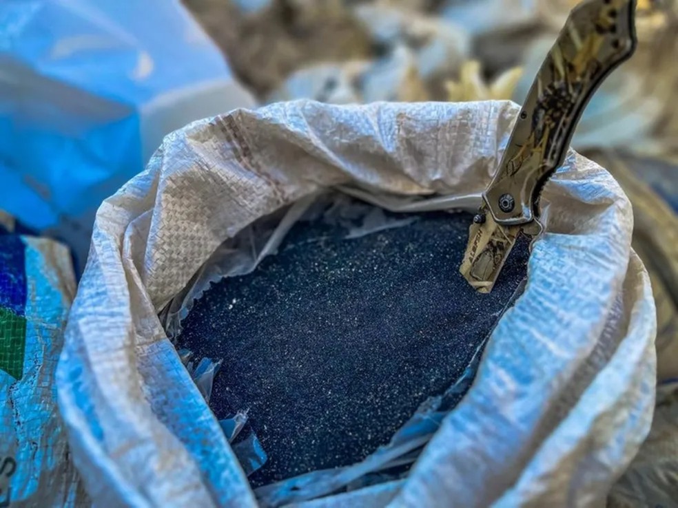 Cassiterita, minério também conhecido como 'ouro negro'.  — Foto: PRF/Divulgação/Arquivo