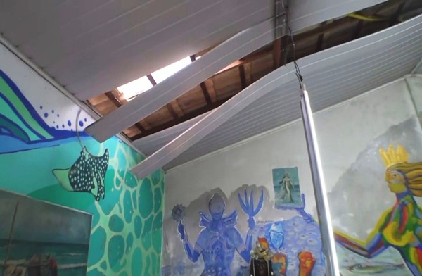 Imagem mostra buraco em teto da Casa de Yemanjá — Foto: Reprodução/TV Bahia