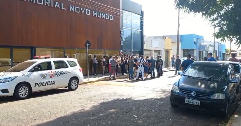 Velório de jovem morta com tiro tem confusão após aparição do marido, suspeito do disparo, em Ribeirão Preto; VÍDEO