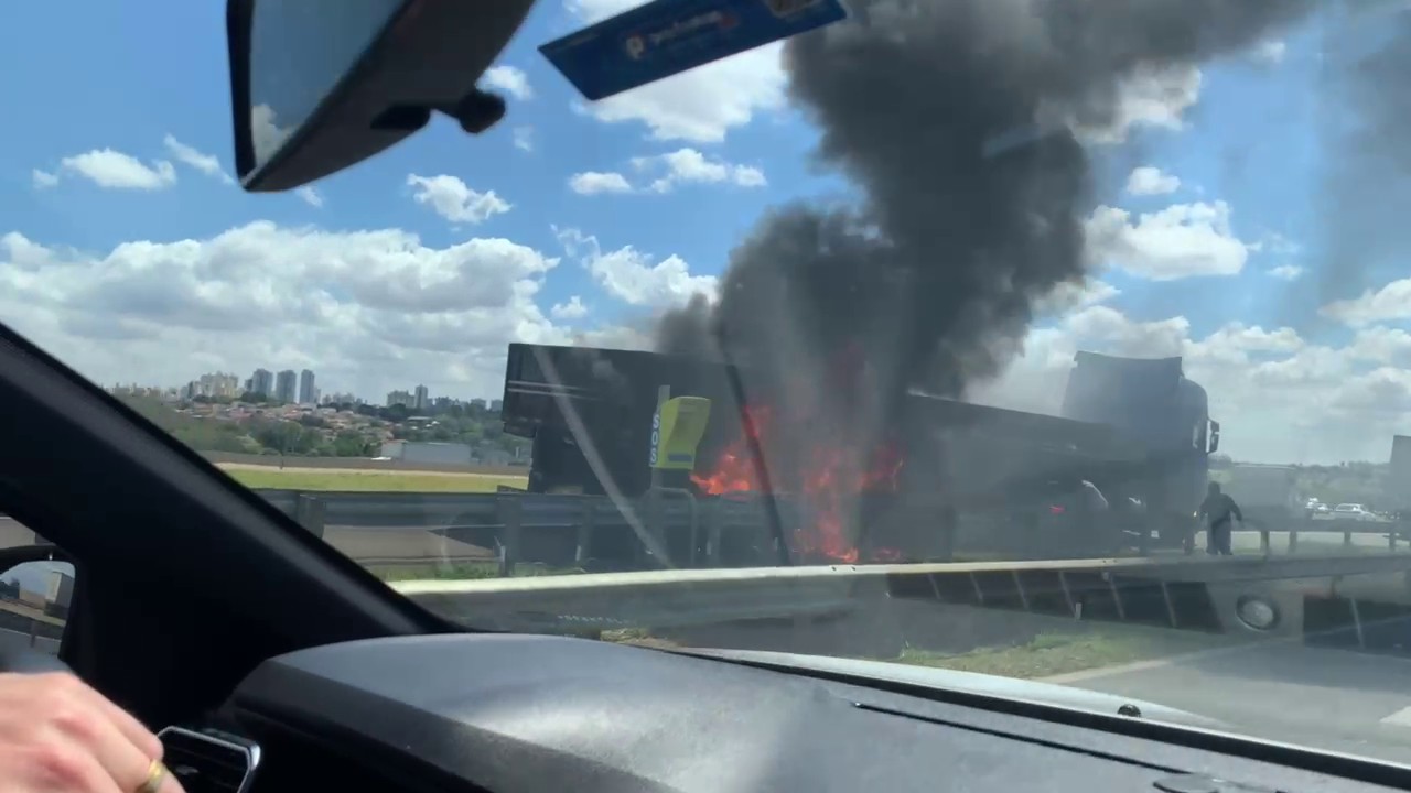 Caminhão pega fogo na Rodovia D. Pedro I, em Campinas