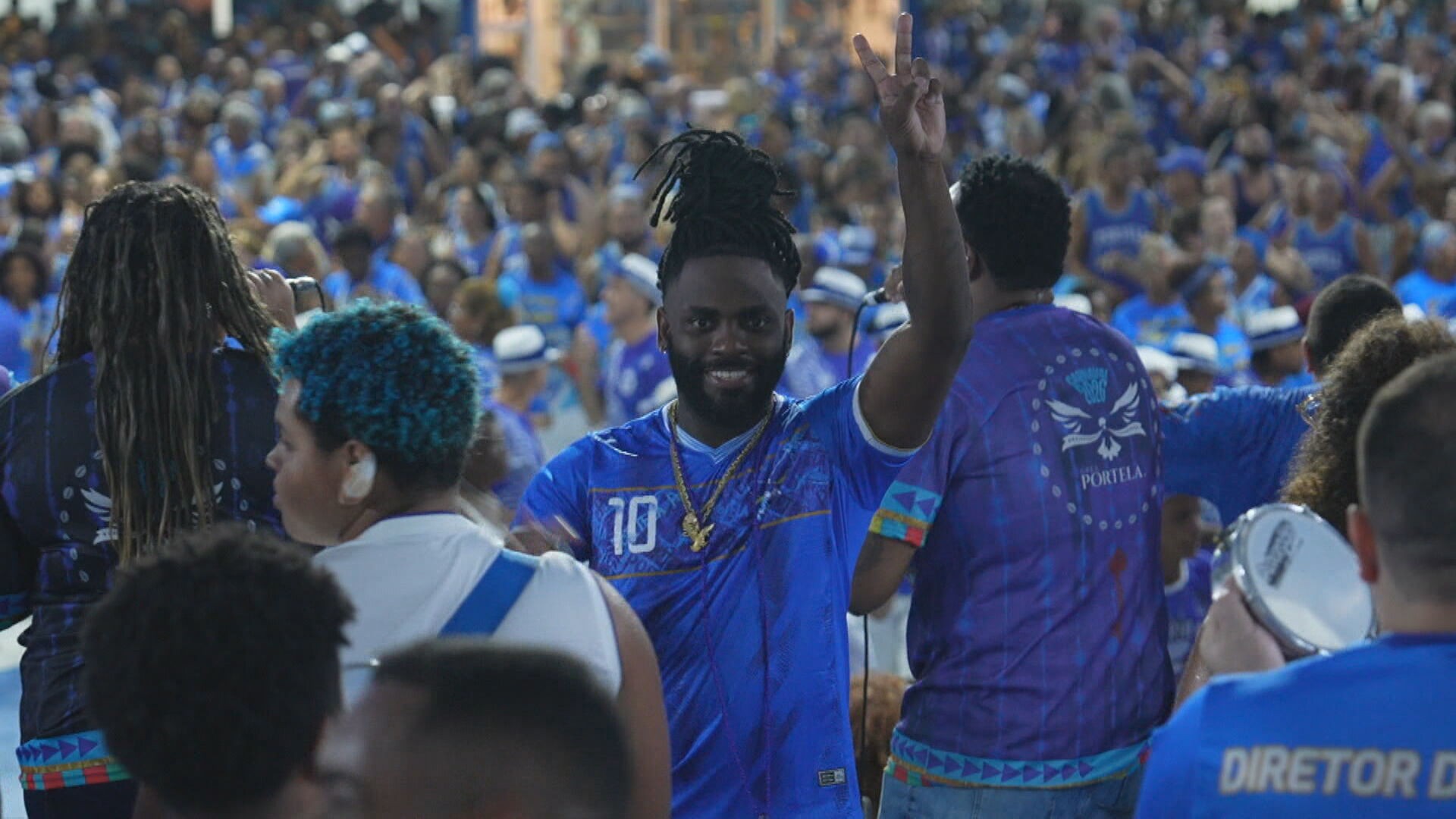 Entenda para que servem gestos que mestres de baterias fazem durante ensaios para o carnaval  