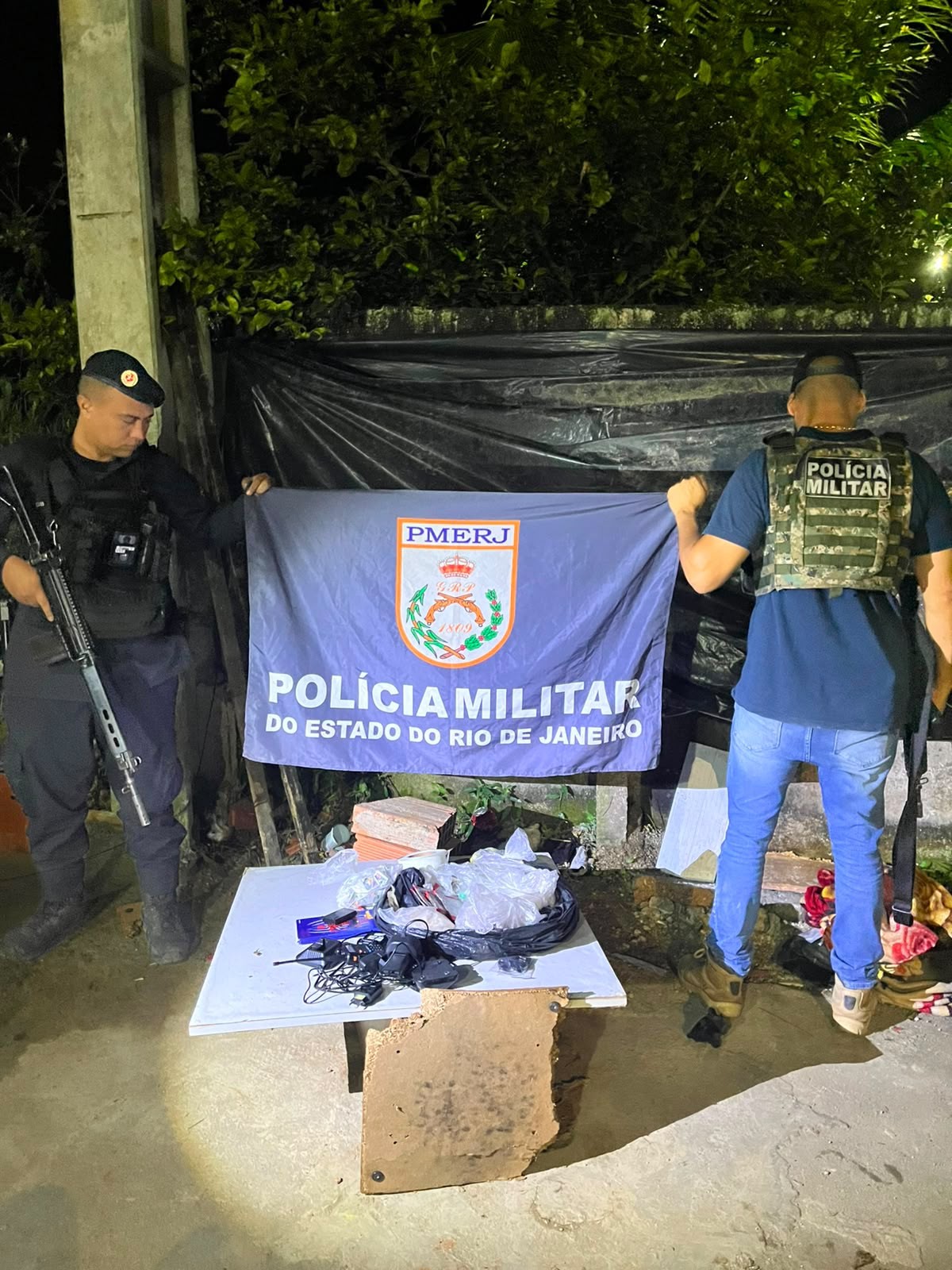 Dupla é presa por tráfico de drogas em Angra dos Reis