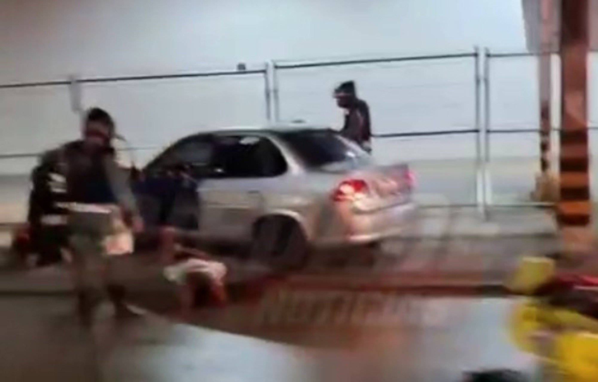 Vídeo mostra PMs rendendo homens e pânico em ônibus após jovem ser baleado em blitz em Jaboatão