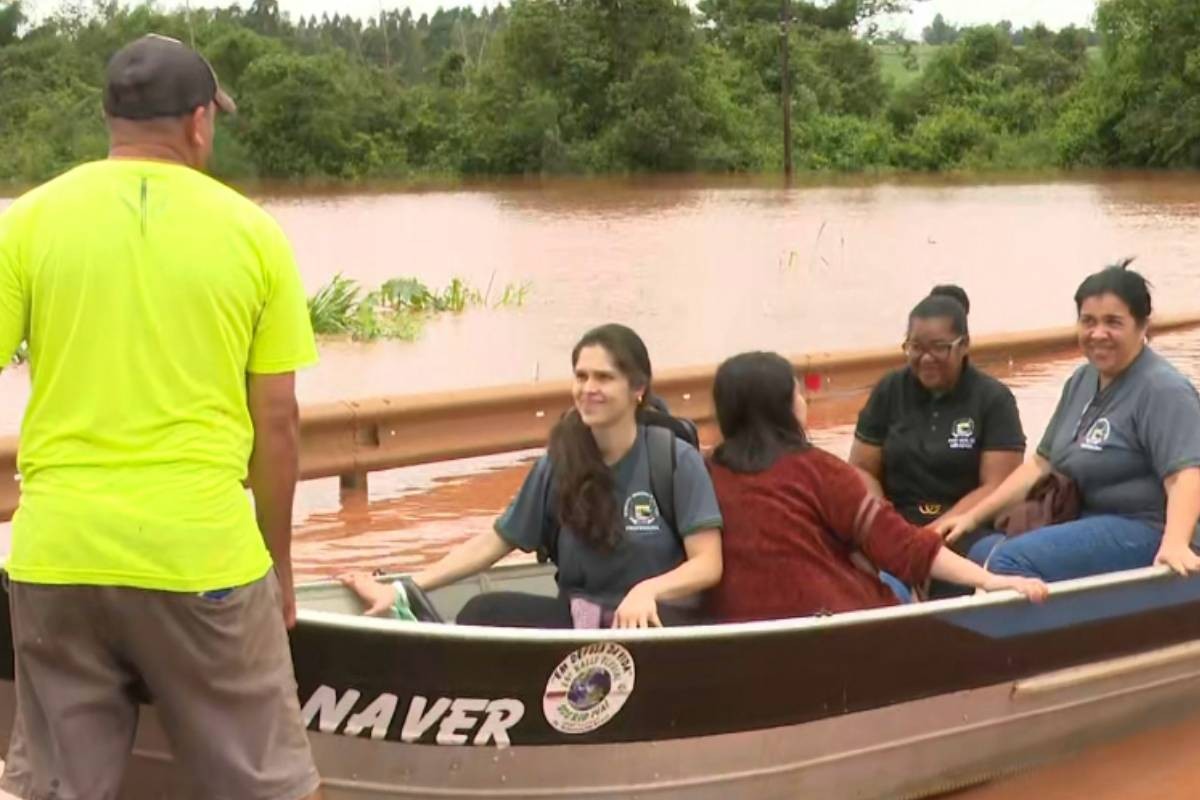 No Dia dos Professores, educadores precisam atravessar rio para dar aula em cidade ilhada pelas chuvas no PR