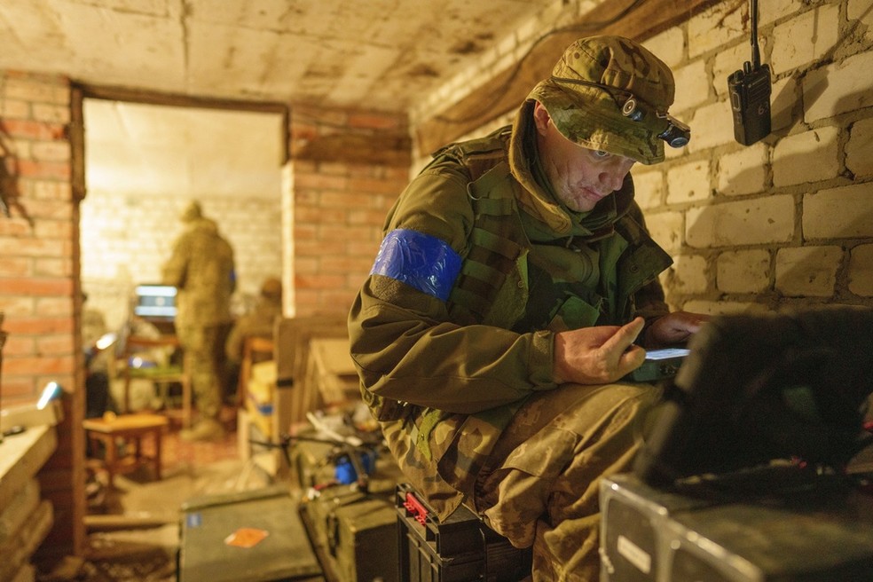 Soldado ucraniano dentro de um bunker na região de Kharkiv, no nordeste da Ucrânia, em 12 de maio de 2024. — Foto: Evgeniy Maloletka/ AP
