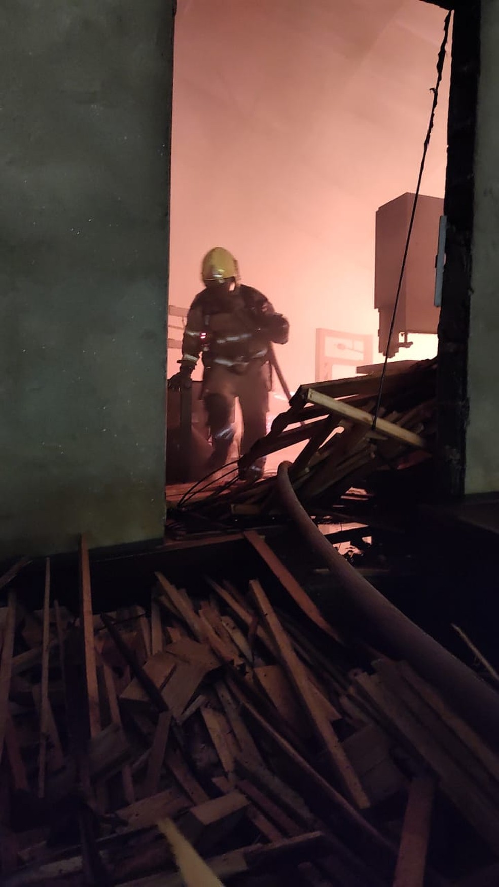 Bombeiros usaram 60 mil litros de água para apagar as chamas — Foto: Corpo de Bombeiros/Divulgação