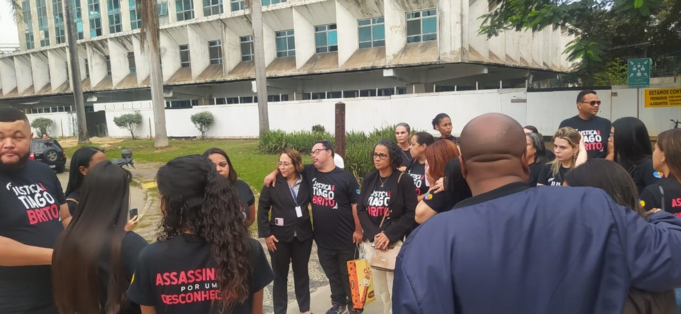 Familiares fazem manifesto pedindo justiça — Foto: Samuel Carlos/Inter TV dos Vales