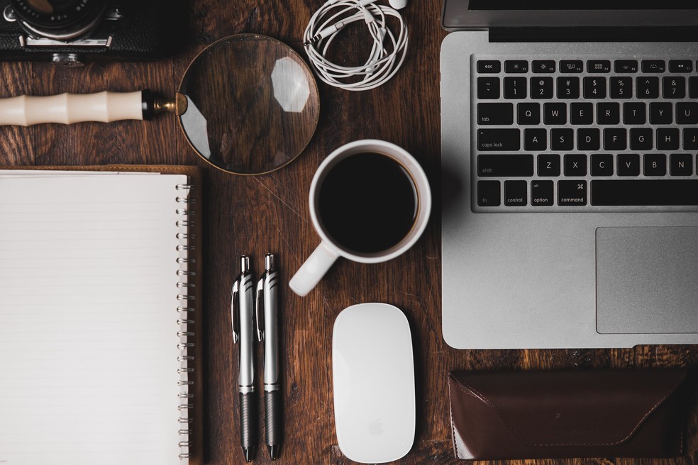 Café e ferramentas de trabalho remoto, em imagem de arquivo — Foto: Unsplash