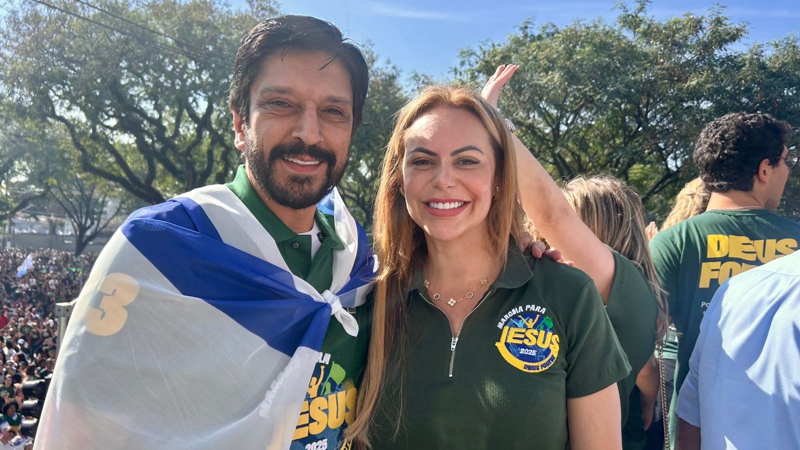 Nunes presenteia papa Leão XIV com camiseta do Palmeiras e raquete de Bia Haddad em encontro no Vaticano