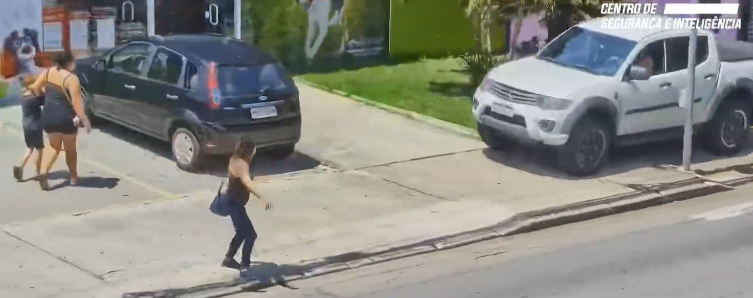 VÍDEO: caminhonete em fuga em São José invadiu calçada, quase atropelou pedestres e só parou ao colidir com viatura da GCM
