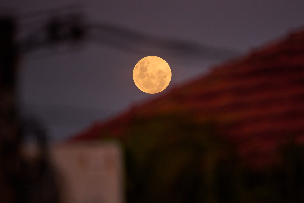 Fenômeno da Lua Cheia Rosa é visto em Rio Claro, no interior de SP, na noite desta terça (23) — Foto: Igor do Vale/Estadão Conteúdo
