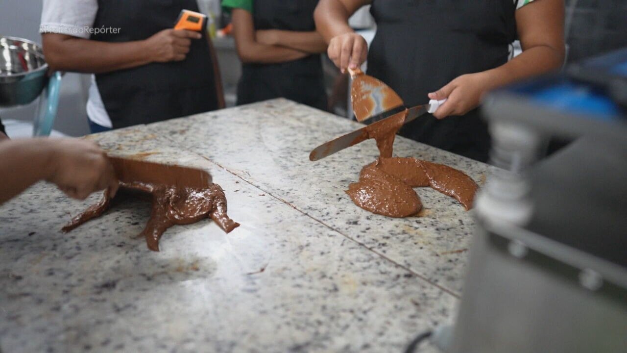 'Cupulate': comunidade na Amazônia aprende a produzir chocolates finos ...