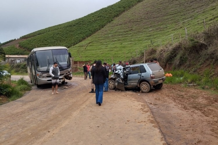 Duas pessoas ficam feridas após carro bater em ônibus com crianças na MG-356  