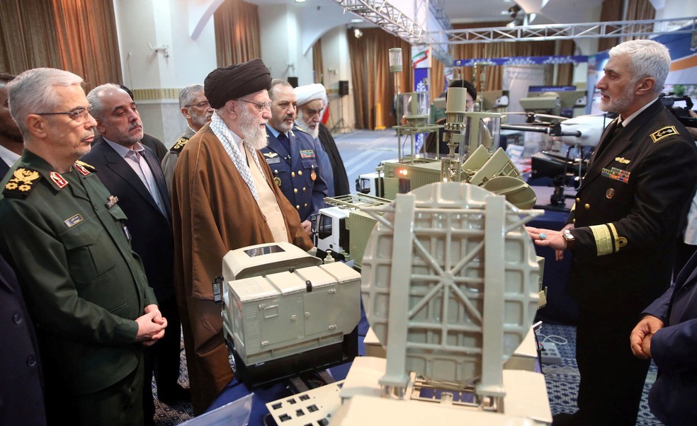 Líder supremo do Irã, aiatolá Ali Khamenei, confere inovações no setor de Defesa em Teerã — Foto: Gabinete do Líder Supremo Iraniano/WANA (West Asia News Agency)/Divulgação via REUTERS