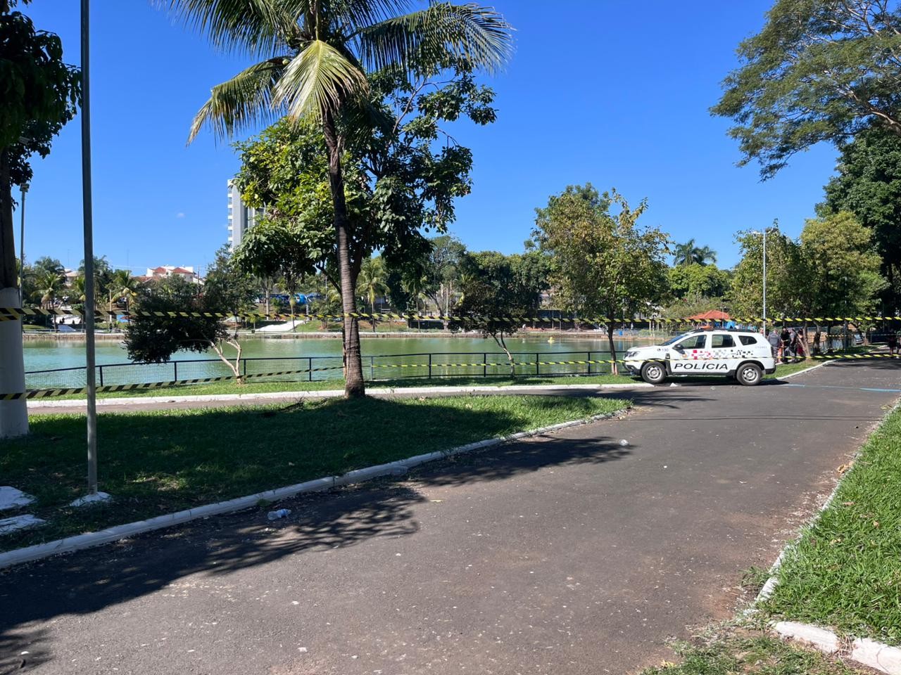 Homem em situação de rua morre afogado em lago no interior de SP