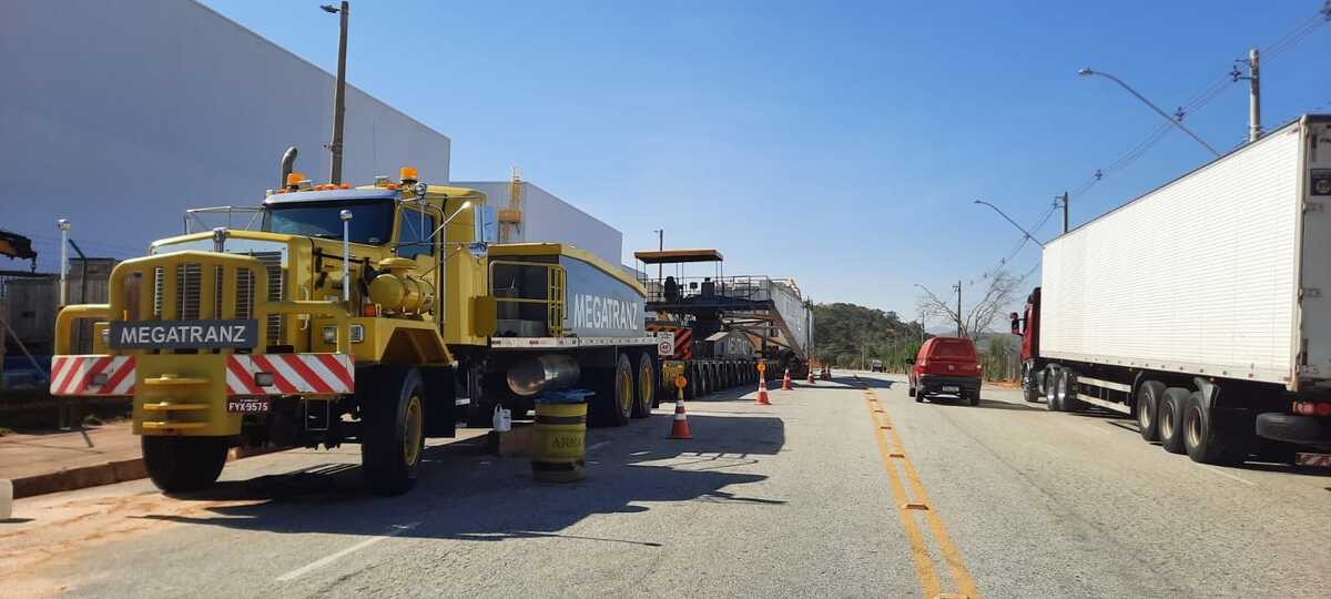 Passagem de mega carreta com carga de quase 600 toneladas causa bloqueios na BR-040, em Juiz de Fora