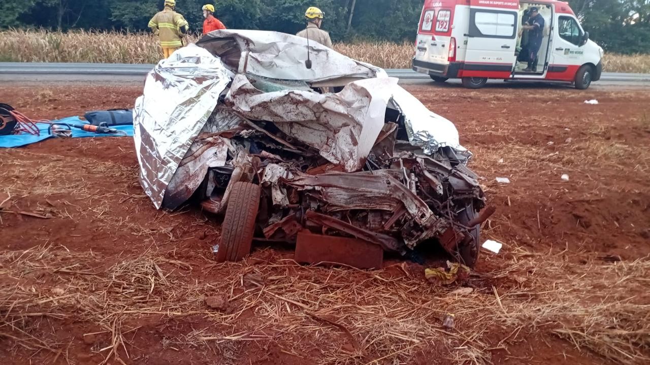 Acidente deixa mortos na BR-452