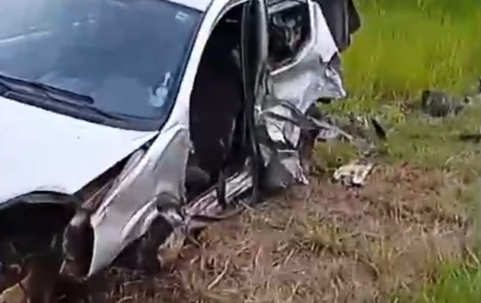 Carro envolvido em acidente em rodovia de Birigui (SP) — Foto: Polícia Rodoviária/Divulgação