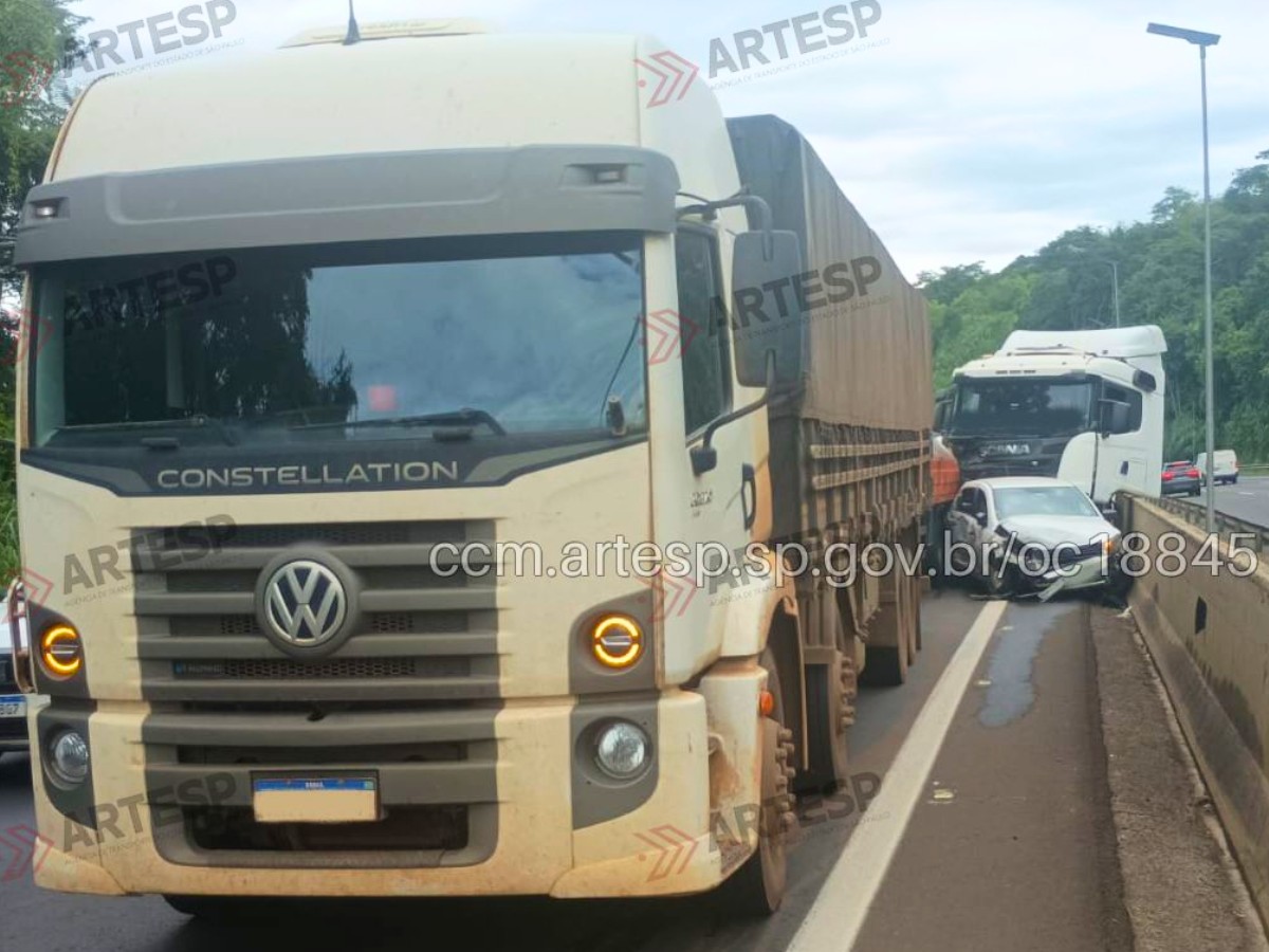 Engavetamento envolvendo 8 veículos interdita rodovia no interior de SP