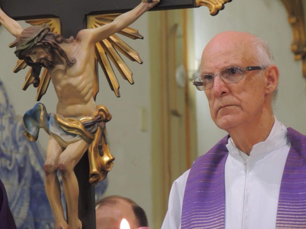 Padre J&uacute;lio Lancelotti durante celebra&ccedil;&atilde;o de missa na Zona Leste de S&atilde;o Paulo &mdash; Foto: Reprodu&ccedil;&atilde;o Facebook