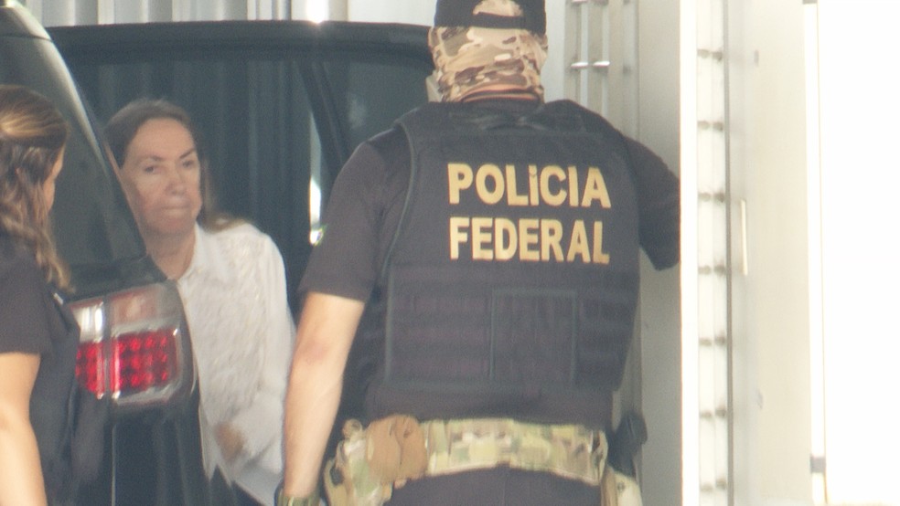 Lauremília Lucena, esposa de Cícero Lucena, é presa pela Polícia Federal em operação  contra o aliciamento violento de eleitores. — Foto: Reprodução/TV Cabo Branco