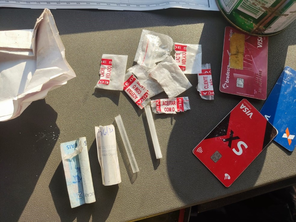 Utensílios para uso de cocaína foram localizados no interior do veículo. — Foto: Divulgação/PRF