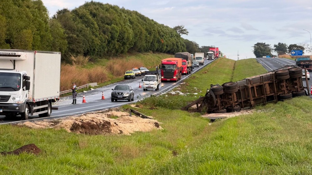 Batida entre carreta e caminhão espalha carga e interdita totalmente a Washington Luís em Catiguá-SP