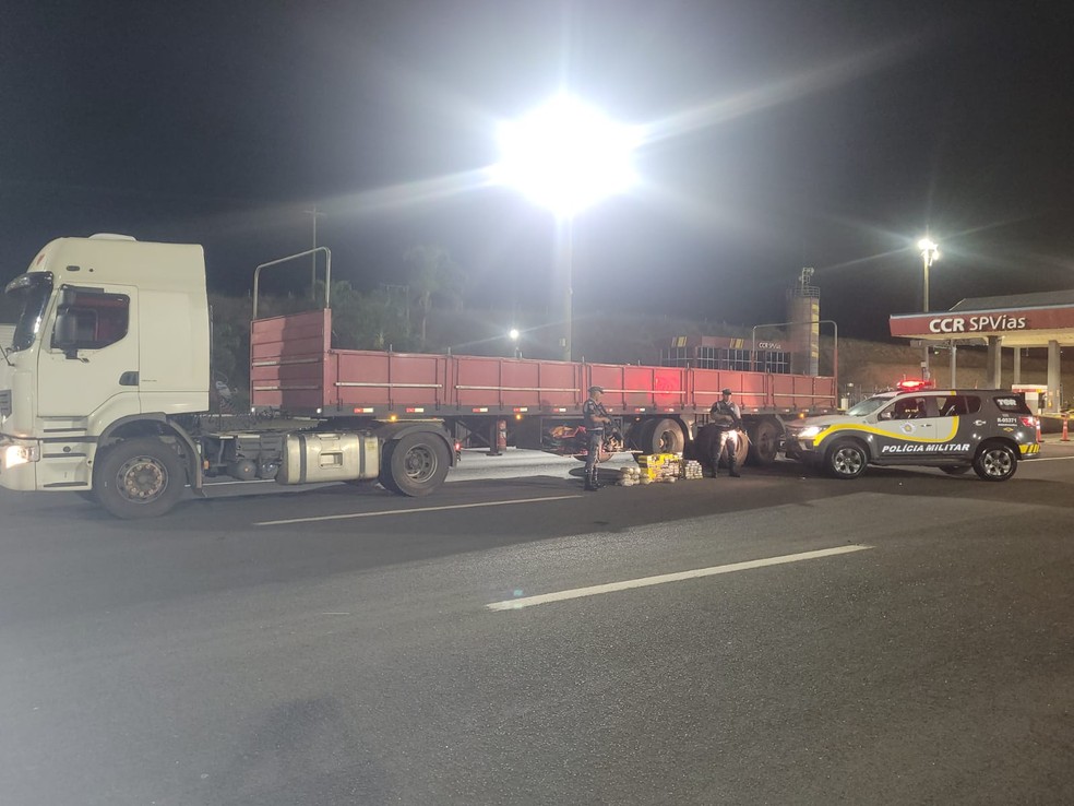 Homem é preso por tráfico internacional de drogas ao transportar mais de 100 tijolos de cocaína em Quadra (SP) — Foto: Reprodução/Polícia Rodoviária