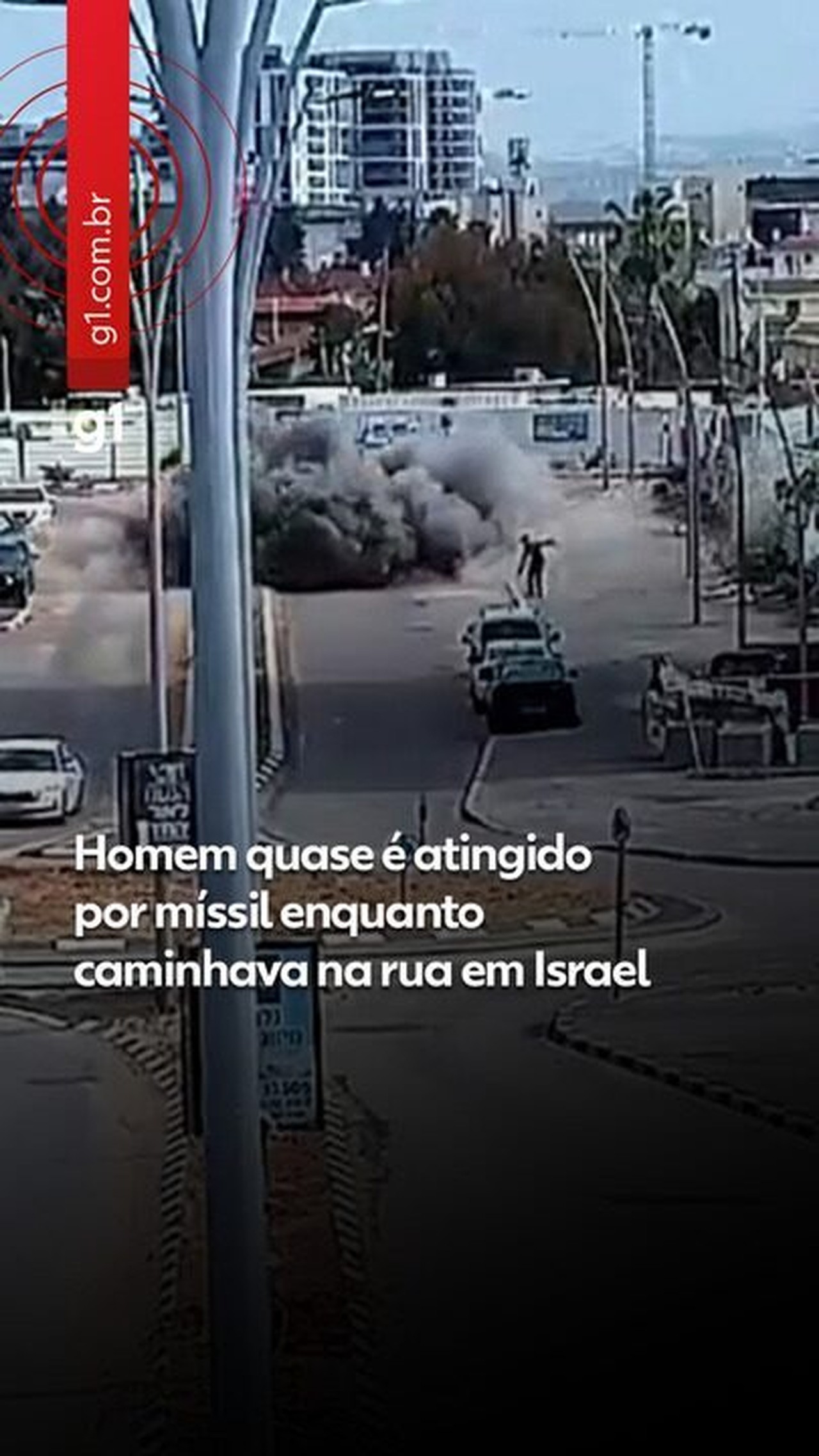 VÍDEO mostra homem quase sendo atingido por míssil enquanto caminhava na rua em Israel