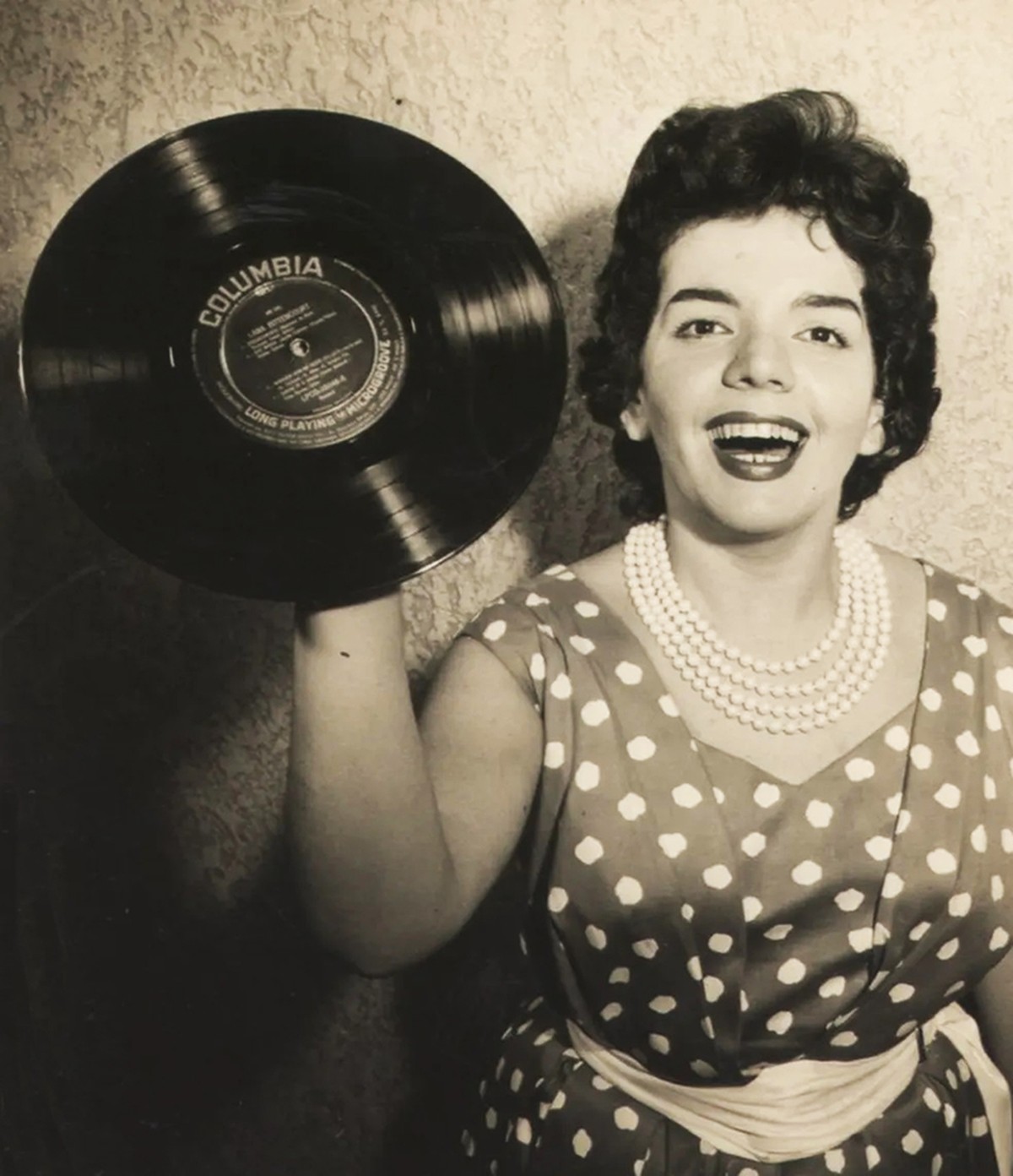 Lana Bittencourt, cantora de voz intensa revelada em 1954, transcendeu a era do rádio e chegou