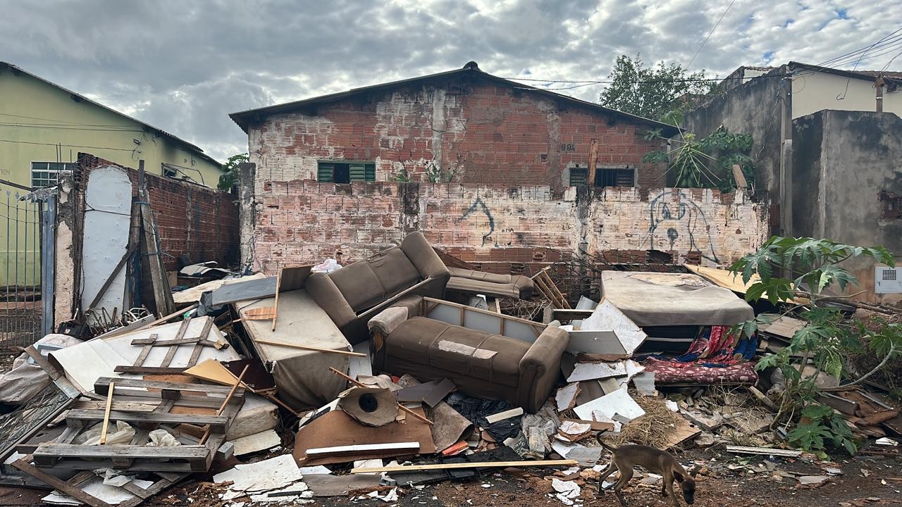 Homem é preso por acumular lixo com materiais perigosos e furtar energia elétrica em Campo Grande