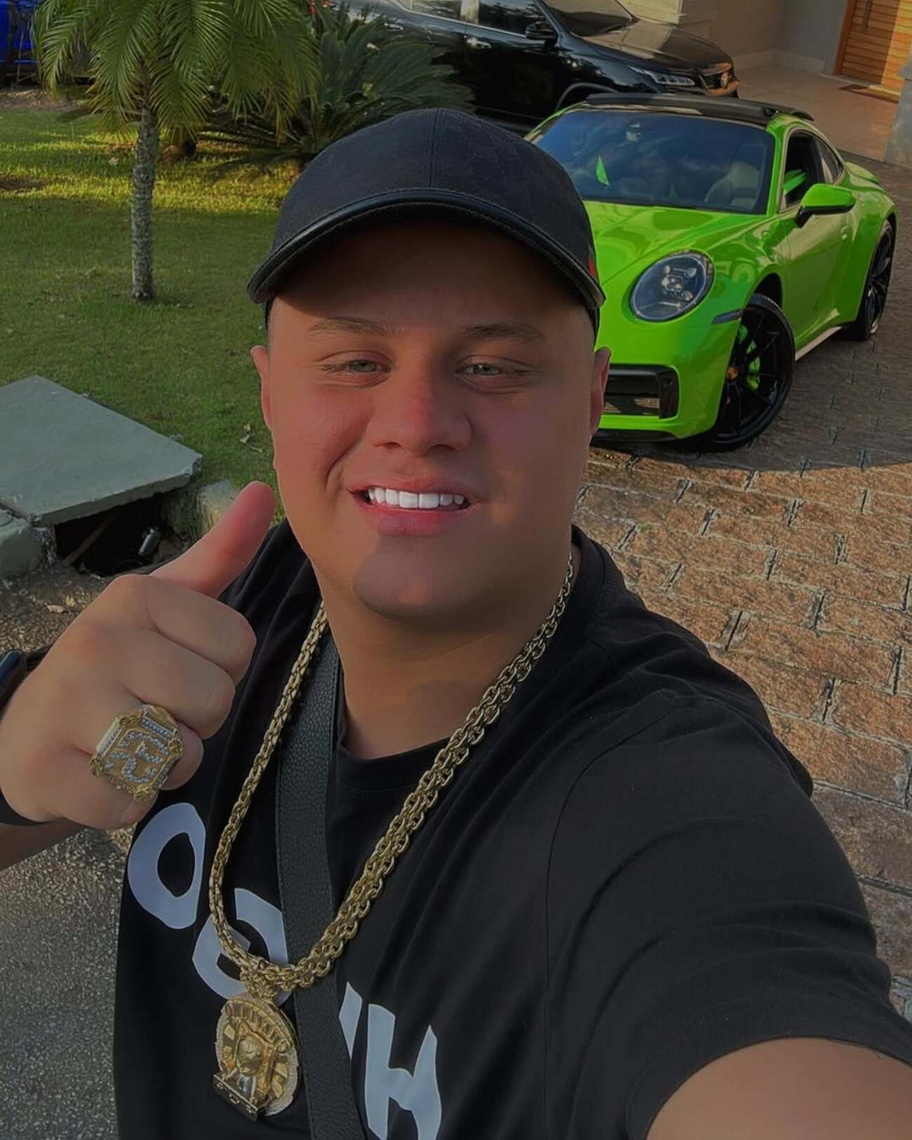 Quem é o filho de Deolane Bezerra alvo de operação que prendeu influenciadora