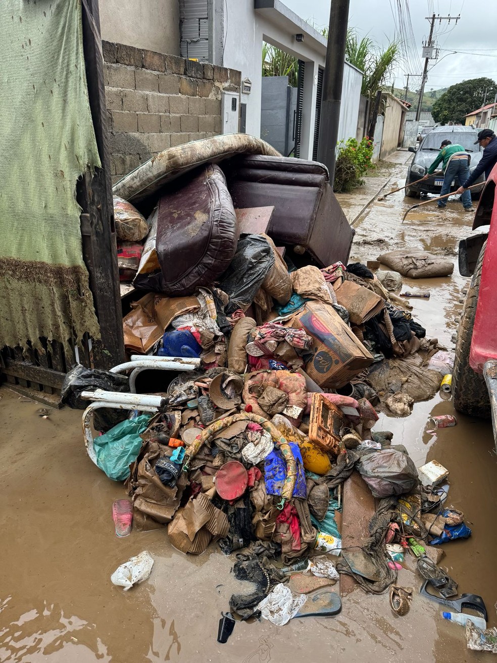 Pedra do Indaiá: Chuva invadiu imóveis e procurou estragos nesta sexta-feira (23) — Foto: Reprodução/Redes Sociais