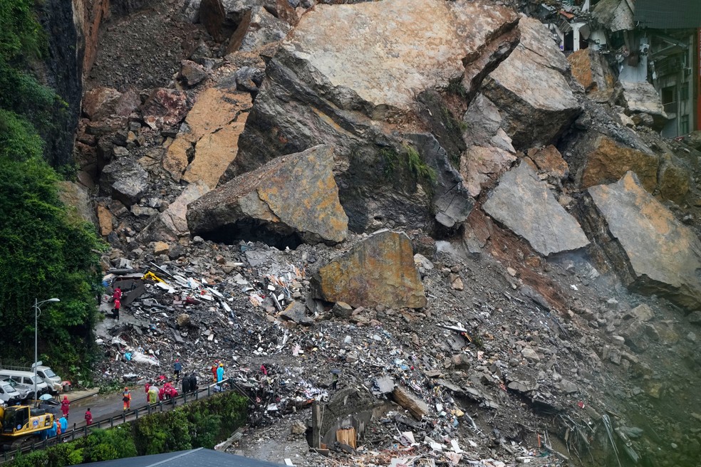 Socorristas aguardam no local de um deslizamento de terra no Condado de Pengshui, no sudoeste da China, em Chongqing, no sábado, 18 de julho de 2026. — Foto: AP Photo/Andy Wong