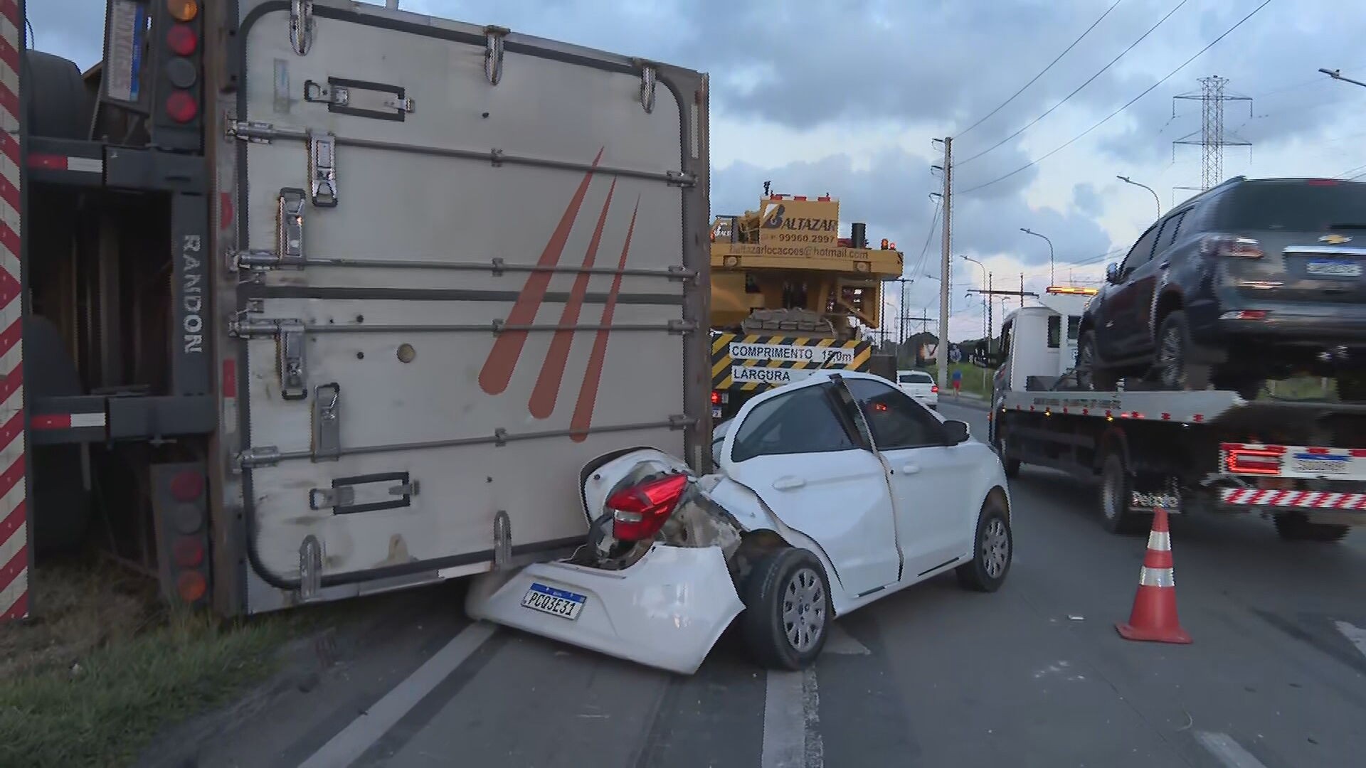 Mulher morre após carreta tombar em cima de carro na BR-232; outras duas pessoas ficam feridas