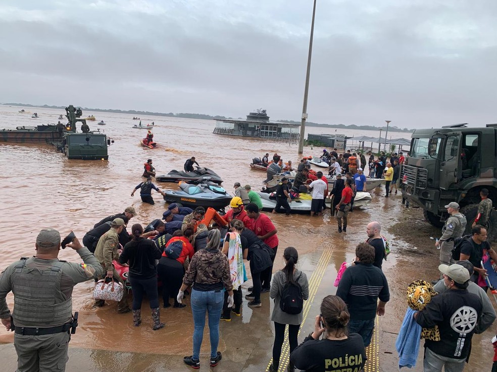 Moradores resgatados da Região Metropolitana de Porto Alegre são acolhidos na Orla do Guaíba — Foto: Matheus Pé/Agência RBS
