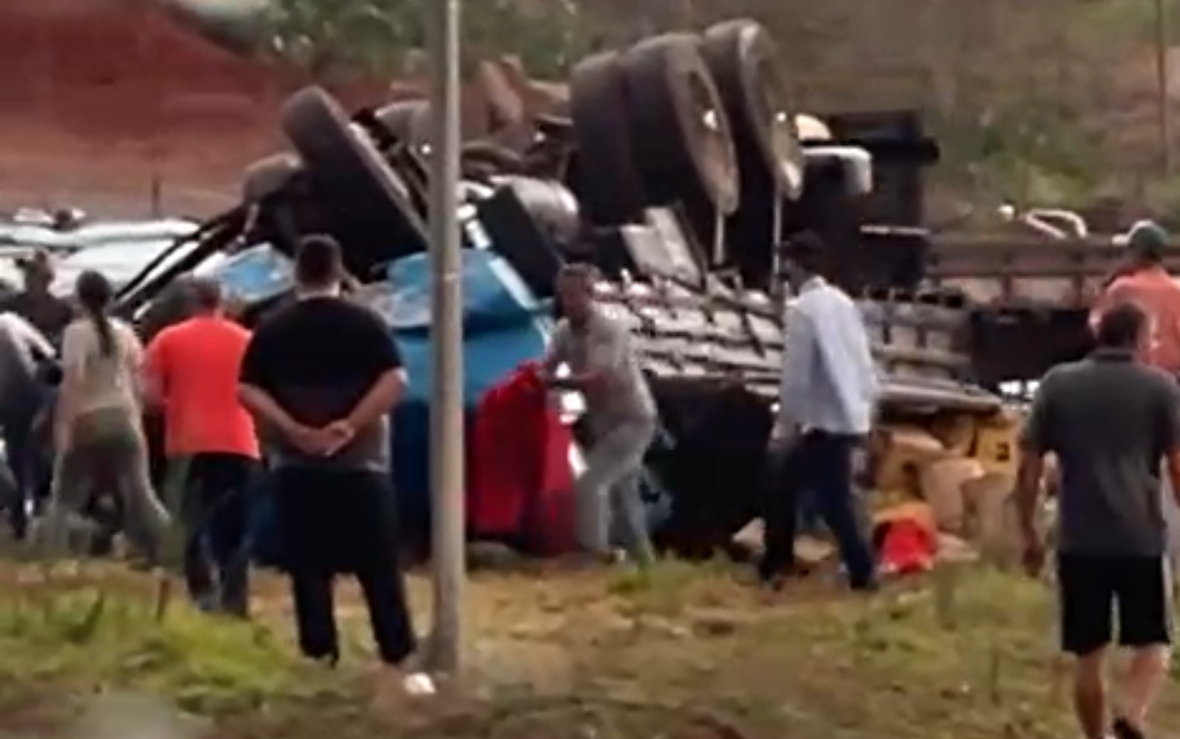 Caminhoneiro morre e seis pessoas ficam feridas após acidente no trevo de Machado, MG