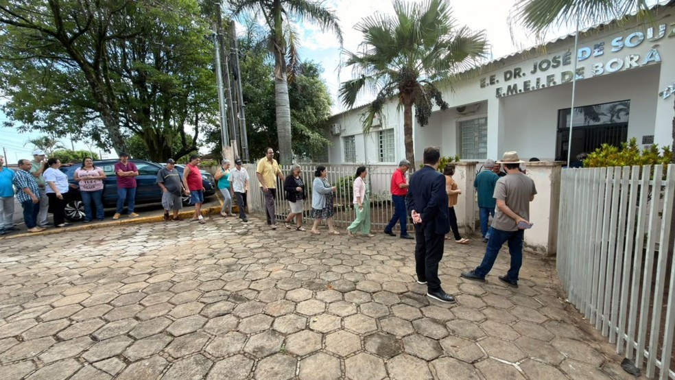 3 de 3
Elei&ccedil;&otilde;es 2026: eleitores de Bor&aacute; (SP) entram para votar na Escola Estadual Dr Jos&eacute; de Souza &mdash; Foto: TV TEM/Filipe Zampoli