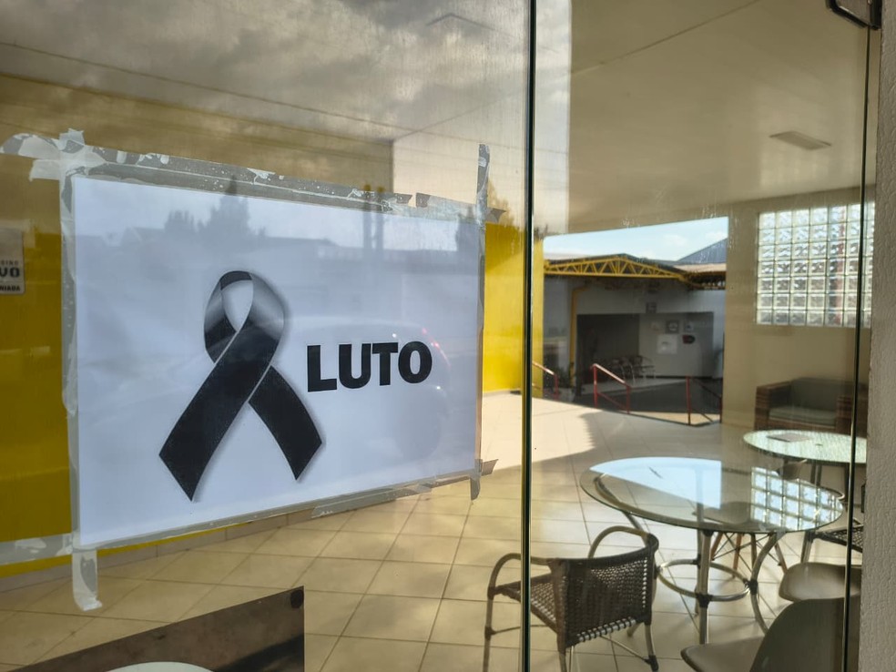 Escola amanheceu fechada, com cartaz de "luto" — Foto: Eduardo Andrade/RPC