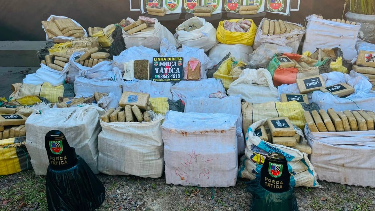 Após troca de tiros, polícia apreende 1,5 tonelada de drogas e 60 coletes balísticos no AM