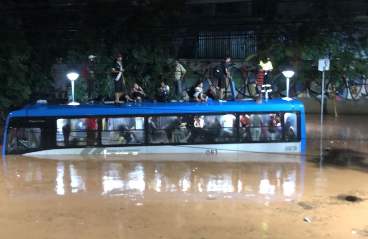 Temporal de mais 100 milímetros deixa passageiros ilhados em teto de ônibus e abre cratera em Juiz de Fora