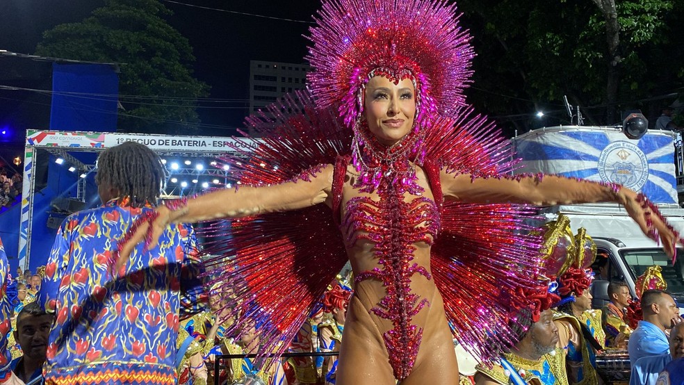 Sabrina Sato no desfile das campeãs — Foto: Thais Espírito Santo/g1