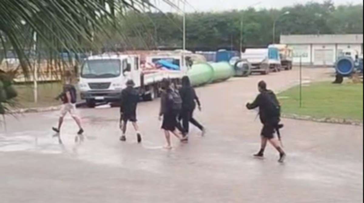 Traficantes invadem unidade da Águas do Rio na Pavuna durante fuga de operação policial; VÍDEO