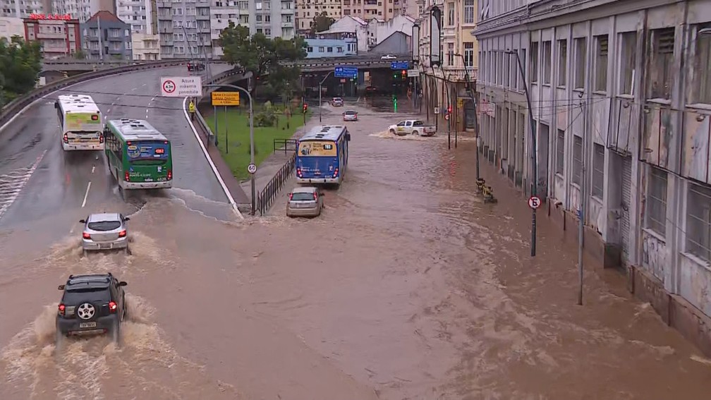 Temporal no RS: alagamento na Avenida Conceição, em Porto Alegre — Foto: Reprodução/RBS TV