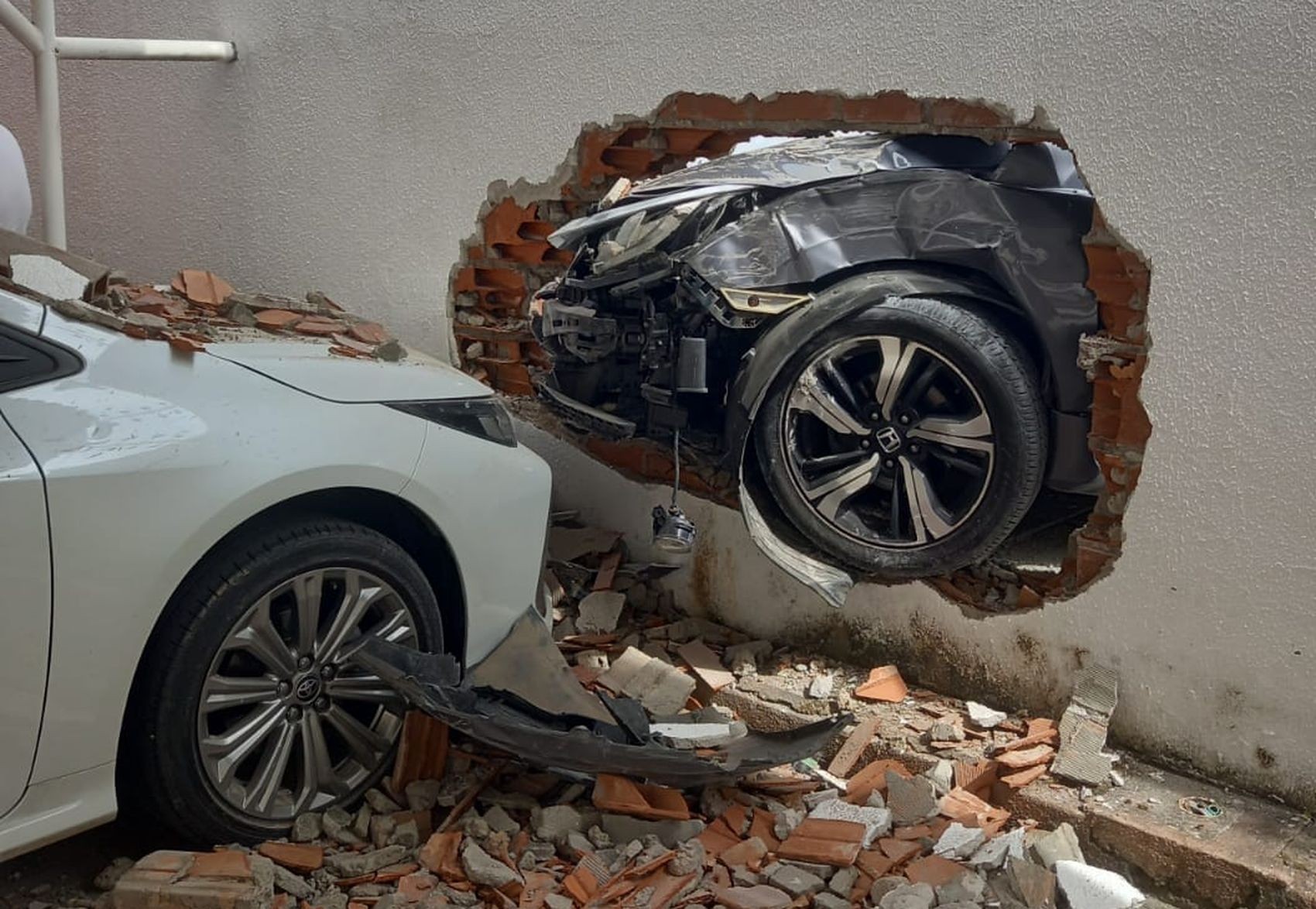 Homem bate em motociclista e ao tentar fugir atinge muro de condomínio na Zona Sul de Aracaju
